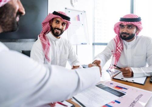 Arab,Businessmen,Wearing,Saudi,Kandura,Meeting,In,Office,For,Business